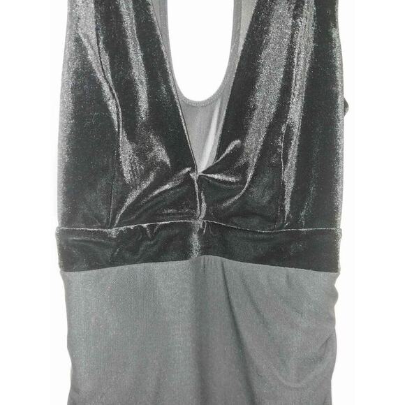 Black Velvet bodycon Cocktail Dress by Privy.  Pristine condition.  Size Medium - Picture 3 of 5